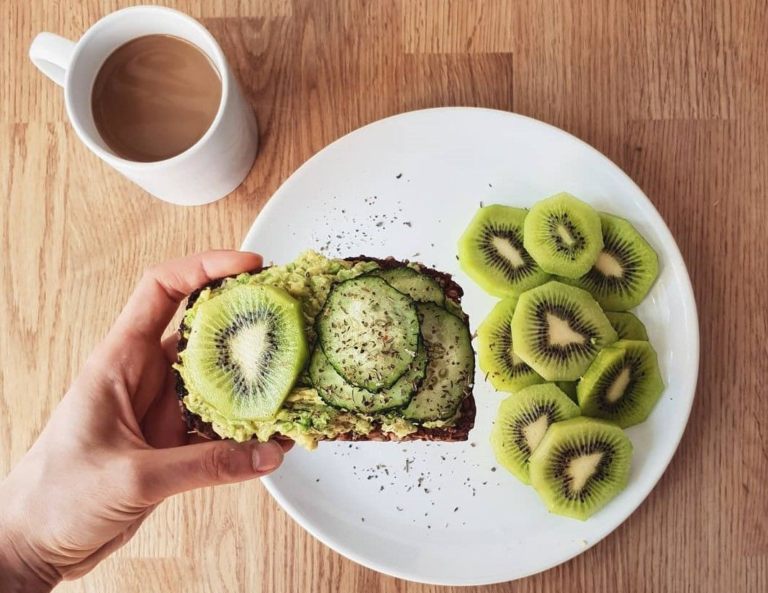 Café con leche o bebida vegetal, tostadas integrales con